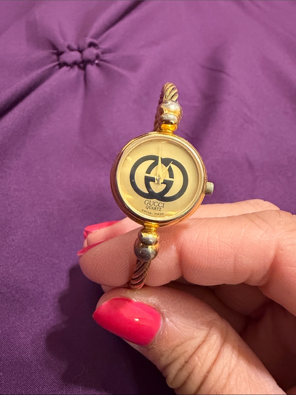 Gucci Gold-Tone Round Logo Bracelet Watch Black Double G 2047 L- New battery